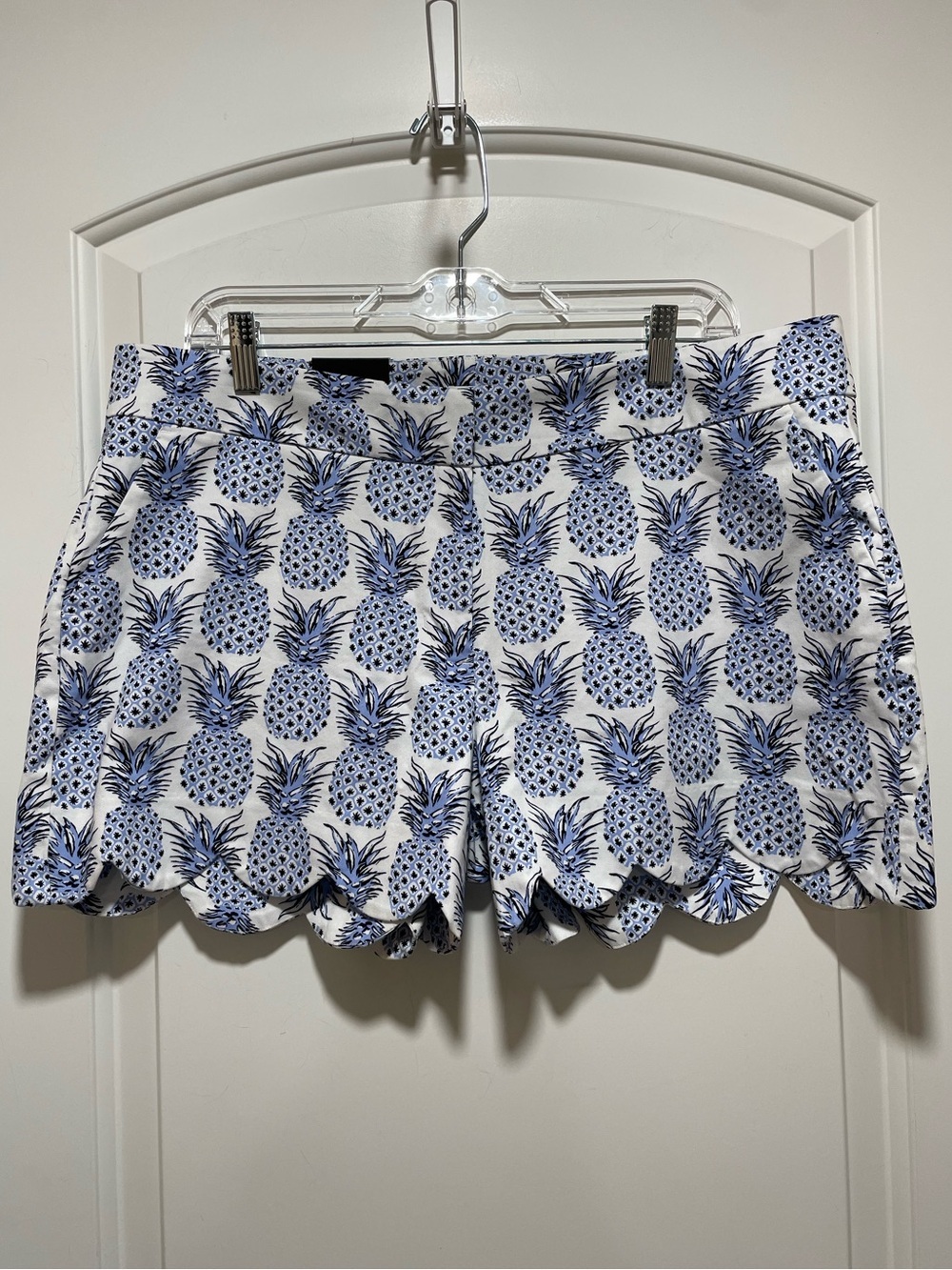 Vaca! Resort! White Scalloped Hem 4” Shorts Navy Blue Pineapple Print Sz 14